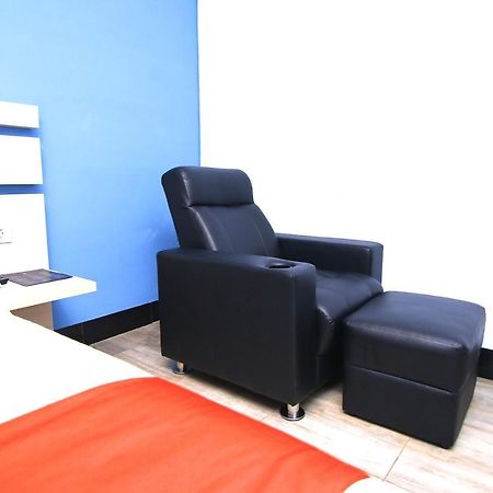 Oyo 592 Budget Hotel By The Harbour Padang  Bagian luar foto